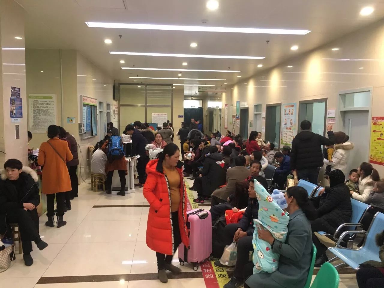 山西太原咳嗽患者排队就诊